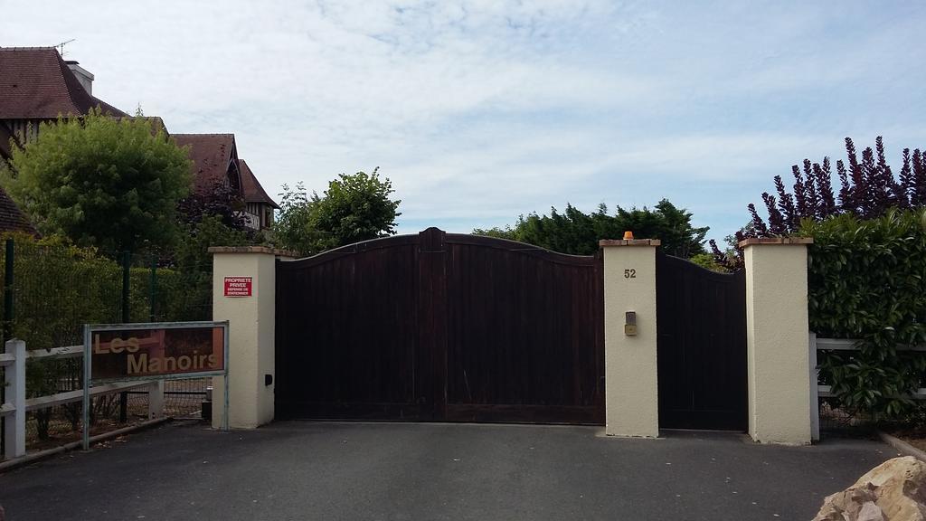 Les Manoirs Appartamento Deauville Esterno foto
