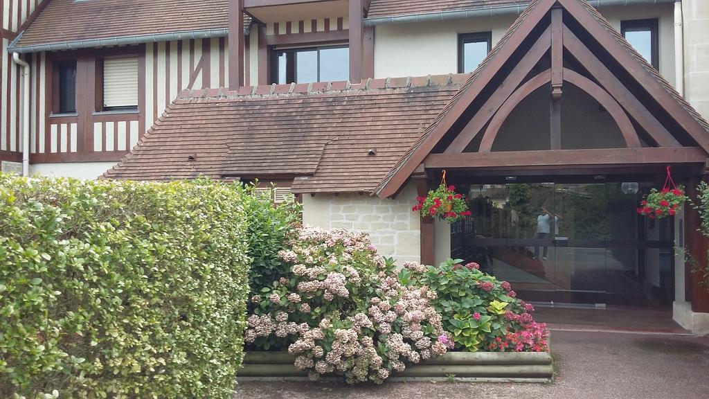 Les Manoirs Appartamento Deauville Esterno foto