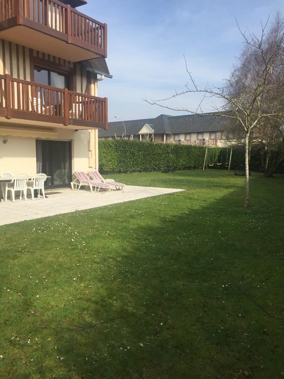 Les Manoirs Appartamento Deauville Esterno foto