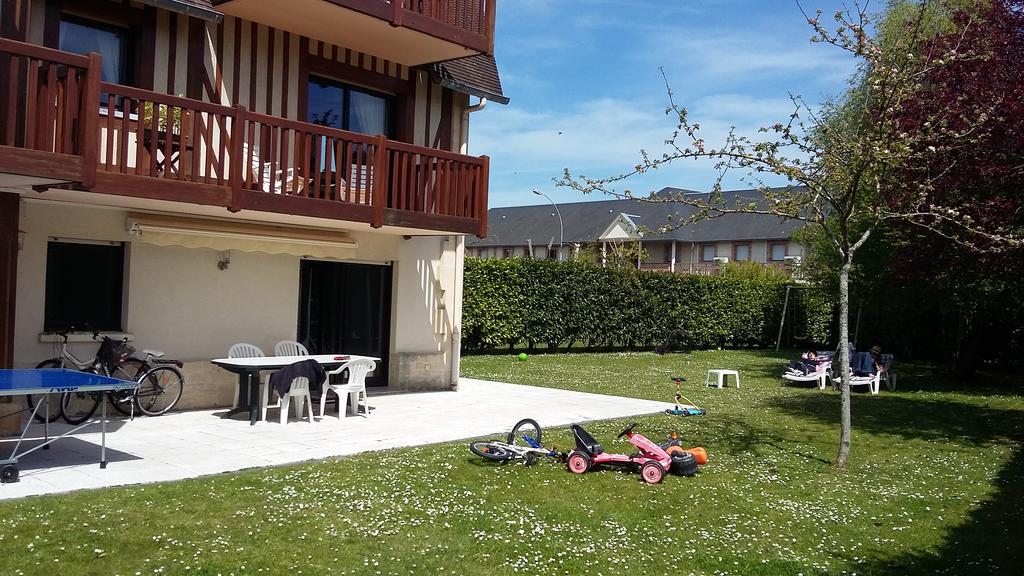 Les Manoirs Appartamento Deauville Esterno foto